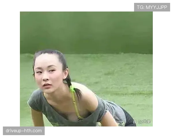 安洗莹上场像拍电影，翻到她的日常照我还以为走错了号，邻家姐姐感直接拉满