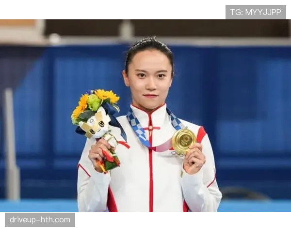 朱雪莹连发三套高定，宿舍被吐槽像迷你奢侈品展厅了！